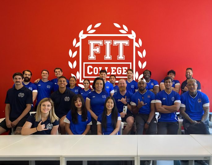 FIT Collegeの学生と講師