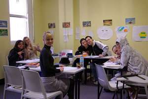 ABC College�ϡ����ܿͤξ��ʤ������ɥˡ���سع��ǡ��������ȥ�ꥢ����󥰥ۥ�ǡ���α�����ˤ�͵��Ǥ���